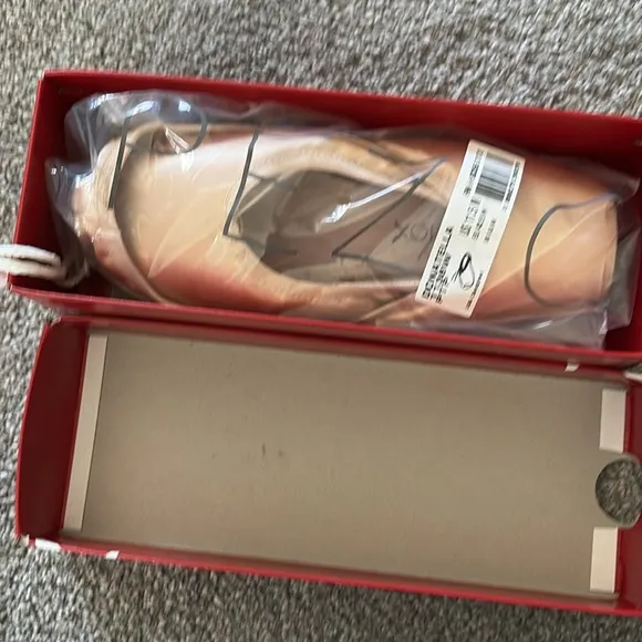Capezio NEW girls  Donatello ballet Pointe shoes